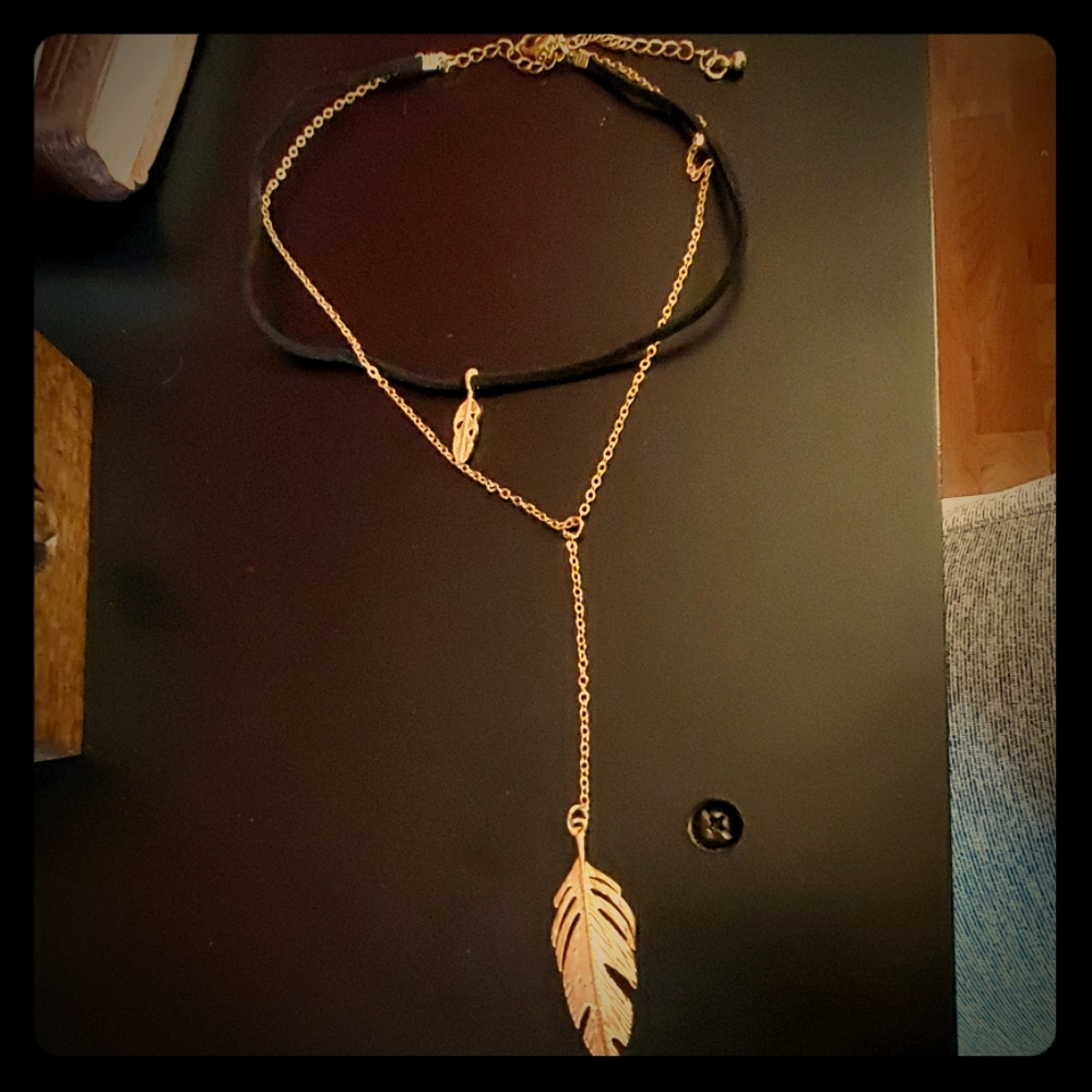 Leaf necklace with choker attached
